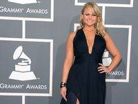 Parade Artis yang Pamer Keindahan Kaki di Grammy 2013