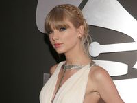 Taylor Swift Tampil Seksi di Grammy 2013