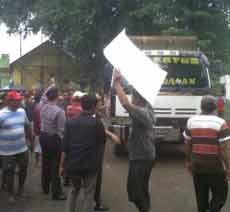 Tuntut Perbaikan Jalan Rusak, Warga Gempol Sandera Truk Sirtu
