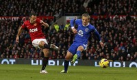 Dalam laga yang dihelat di Old Trafford, Minggu (10/2/2013) malam WIB, MU mencetak dua golnya di babak pertama melalui Ryan Giggs dan Robin van Persie. REUTERS/Phil Noble.