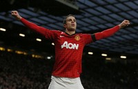 Bagi Van Persie ini adalah gol ke-19 musim ini sekaligus mengukuhkan posisinya di puncak daftar topskorer. REUTERS/Phil Noble.