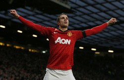 Bagi Van Persie ini adalah gol ke-19 musim ini sekaligus mengukuhkan posisinya di puncak daftar topskorer. REUTERS/Phil Noble.