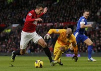 Robin van Persie berhasil melewati penjaga gawang Everton Tim Howard. REUTERS/Phil Noble.