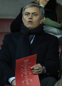 Pelatih Real Madrid Jose Mourinho turut memantau pertandingan ini. Tengah pekan ini Madrid akan menjamu MU di Liga Champions. REUTERS/Phil Noble.