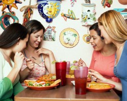 5 Trik Menghindari Konsumsi Kalori Berlebih Saat Makan di Restoran