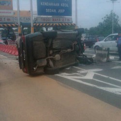 Tabrak Pembatas Jalan, Mercy Terguling di Gerbang Tol Cililitan