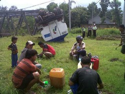 Truk Tangki BBM Terguling, 16 Ribu Liter Solar Jadi Rebutan Warga