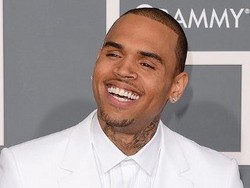 Diburu Paparazzi, Mobil Chris Brown Tabrakan
