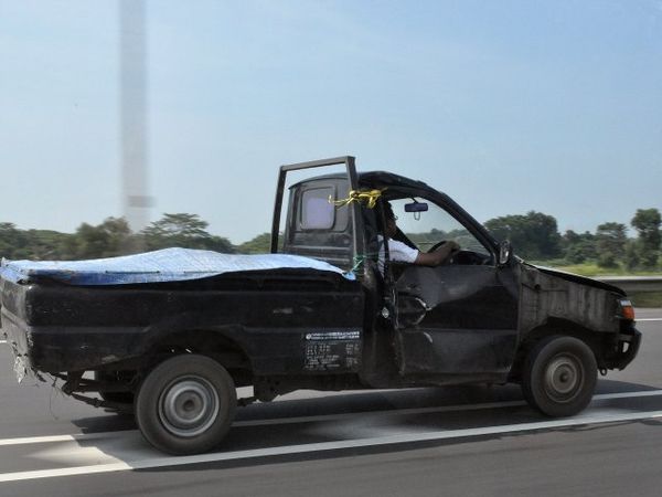 Pintu Diikat Pakai Tali, Mobil Pikap Melaju di Tol