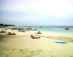 Berjemur Bareng Bule Berbikini di Gili Trawangan