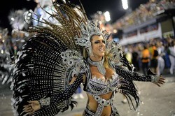 Wanita Seksi Adu Goyang Samba dalam Karnaval di Brazil