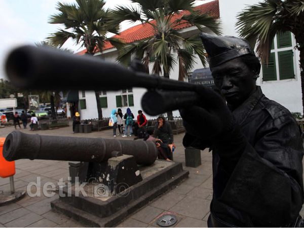 Idris, Manusia Batu di Kota Tua