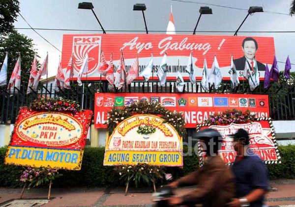 Dikemanakan Karangan Bunga ke Bang Yos Ini?