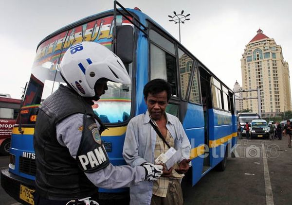 Angkot di Terminal Senen Dirazia