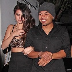 Selena Gomez Gandeng Tangan Pria, Sst.. Dia Sobat Bieber!