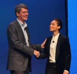 Ngetweet Pakai iPhone, Bos BlackBerry Ngaku Diusili 