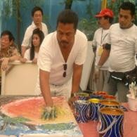 100 Lukisan Dalam 8 Jam Gunakan Lumpur Lapindo, Holis Raih Rekor MURI & Dunia