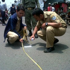 PKL Libur 2 Minggu, Petugas Mulai Benahi Jalan Kepatihan