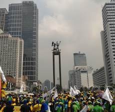1.000an Pekerja Indosat Kuningkan Bundaran HI, Lalin Tersendat