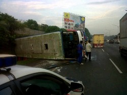 Bus Karyawan Terbalik di Tol Bitung, Ruas Tol Arah Merak Tersendat