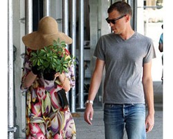 Gaya Seleb Hindari Kamera Paparazzi, Pakai Pot Tanaman Hingga Kap Lampu