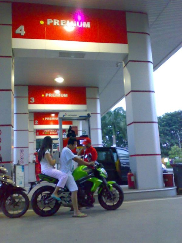 Motor Keren Kok Diisi Premium?