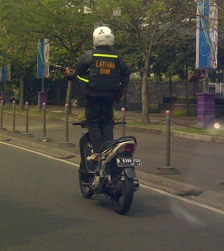 Kesatria Bergitar Naik Motor