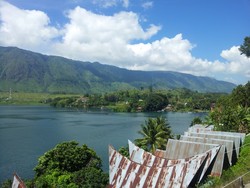 Tiga Sisi Danau Toba dari Jalan Pematang Purba
