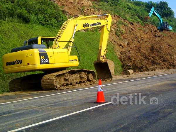 Eskavator Evakuasi Longsor Tol Cipularang
