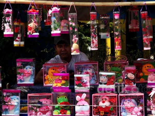 Jelang Valentine Pedagang Pernak-pernik Ramai