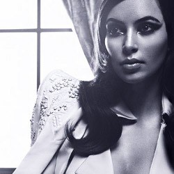 Gaya Retro Seksi Kim Kardashian