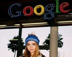 Kolaborasi dengan Google, Topshop Tampilkan Model Berkamera di Catwalk