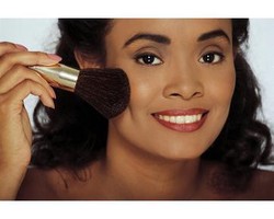 Wajah Chubby Jadi Lebih Tirus dengan Trik Make-up Ini