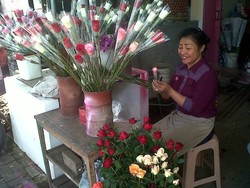 Jelang Valentine, Penjual Bunga Mulai Perbanyak Stok