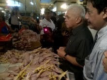 Blusukan ke Pasar Klender, Hatta Temui Penjual Ayam dan Sayuran