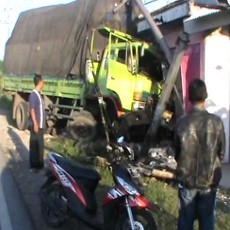 Sopir Ngantuk Dengar Dangdut, Truk Tabrak Rumah