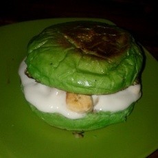 Manis Gurih Burger Pisang Isi Es Krim
