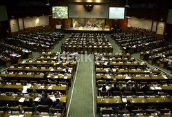 5 Tingkah Nyeleneh Anggota DPR Saat Rapat Paripurna