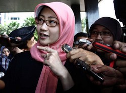 Dipta Anindita dan Cincin Kawin yang Melingkar di Jari Tengah 