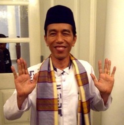 Diiringi Hujan Deras, Jokowi Resmikan Bus TransJ Koridor XII