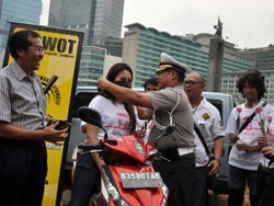 Wartawan Bagi-bagi Masker di Hari Kasih Sayang