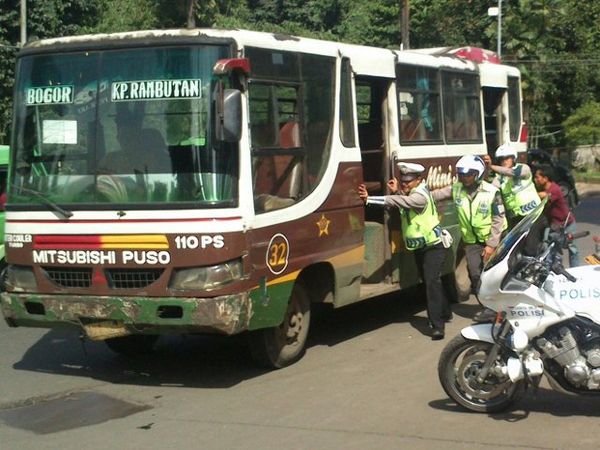 Polisi Sigap Atasi Macet