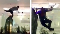 Turis Iseng Berenang Bareng Ikan di Akuarium Hotel AS!