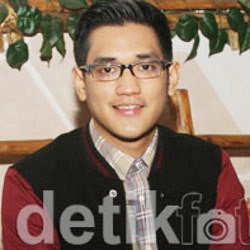 Afgan Tak Mungkin Lepas Kacamata