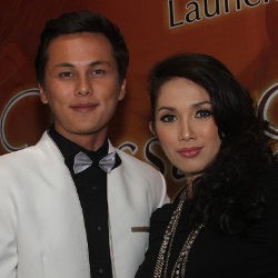  Valentine Datang, Ussy & Andhika Tukar Kado
