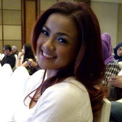 Nirina Zubir dan Rossa Kompak Warnai Rambut Jadi Merah