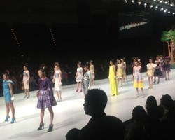 Ivan Gunawan Tampilkan Tenun Mandar di Indonesia Fashion Week 2013