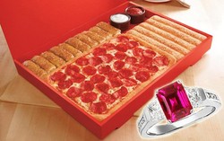 Ingin Melamar Kekasih? Masukkan Cincin ke Makanan Favoritnya! 