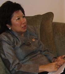 Mari Pangestu Pamer Pakai Merek Lokal