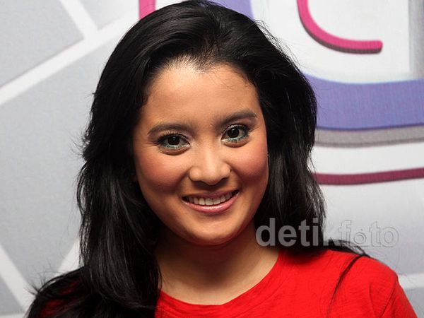 Senyum Manis Marcella Zalianty